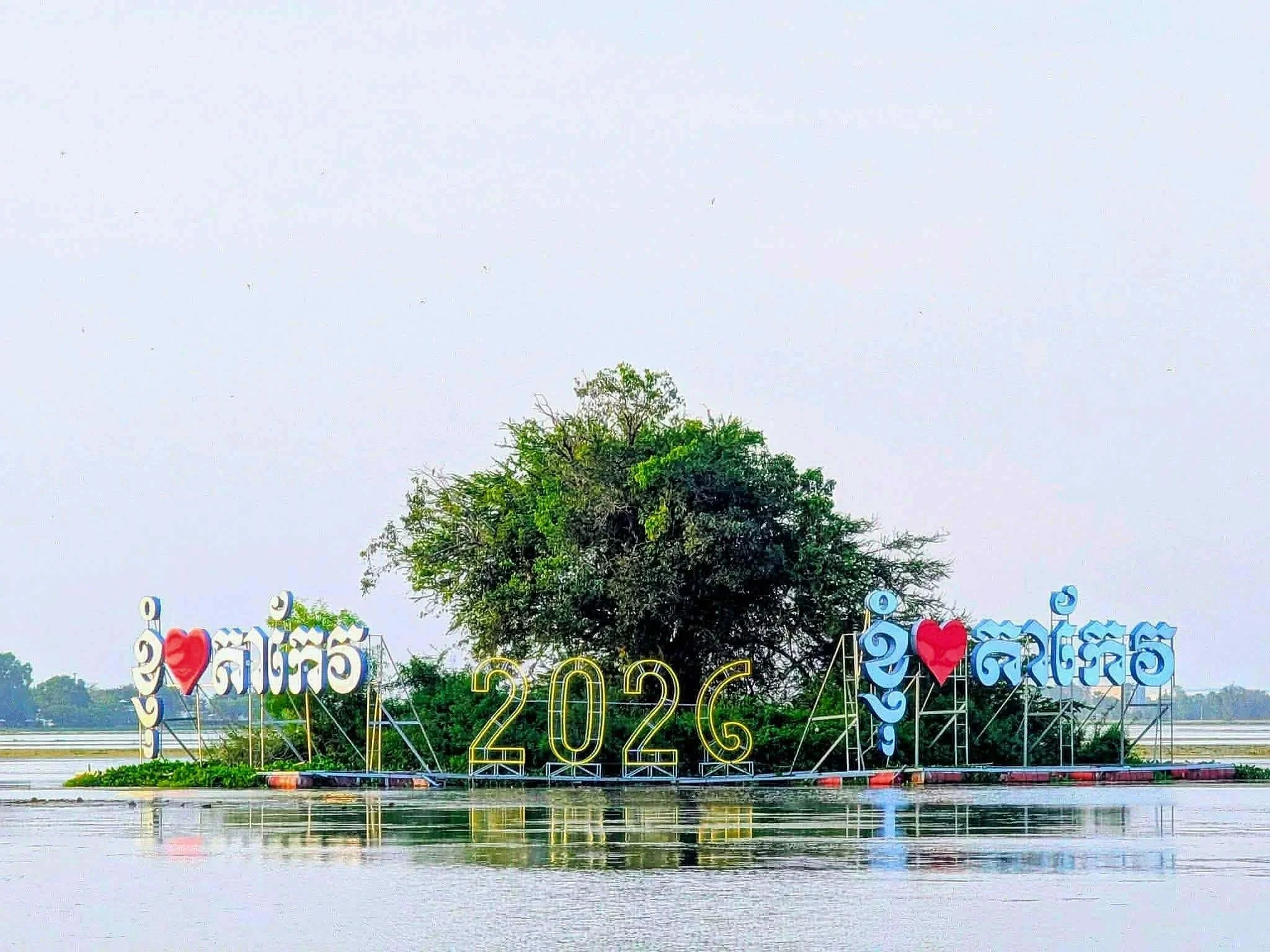 ប្រជាពលរដ្ឋកំពុងទទួលសេវាសាធារណៈ